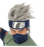 Silbergraue Kakashi‑Perücke mit charakteristisch zerzauster Frisur, ideal für Naruto‑Cosplay und Kostüme.